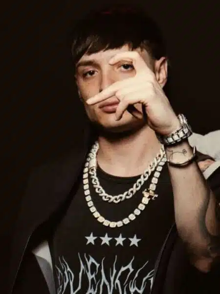 Peso Pluma | Biografía del Artista – Top Canciones – Conciertos – Discografía – Premios – Álbumes | Ella Baila Sola – PRC – Double P Records – Tour.